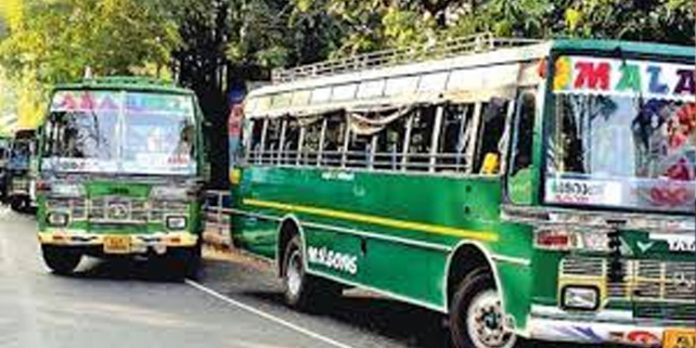 കാറില് ഉരസിയ ബസ് നിര്ത്താതെ പോയി , ബസിന്റെ താക്കോല് ഊരിയെടുത്ത് യുവാവ് മുങ്ങി കാറില് ഉരസിയ ബസ് നിര്ത്താതെ പോയി , ബസിന്റെ താക്കോല് ഊരിയെടുത്ത് യുവാവ് മുങ്ങി