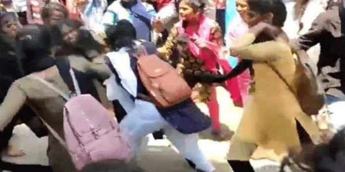 കോളേജ് വിദ്യാര്ത്ഥിനികള് തമ്മില് ബസ് സ്റ്റോപ്പില് അടിപിടി കോളേജ് വിദ്യാര്ത്ഥിനികള് തമ്മില് ബസ് സ്റ്റോപ്പില് അടിപിടി
