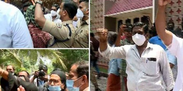 മുഴുപ്പിലങ്ങാട് കല്ലിടല് – പ്രതിഷേധം, അറസ്റ്റ് ; പോലീസ് വാഹനത്തിന് മുന്നില് സ്ത്രീകളുടെ പ്രതിഷേധം മുഴുപ്പിലങ്ങാട് കല്ലിടല് – പ്രതിഷേധം, അറസ്റ്റ് ; പോലീസ് വാഹനത്തിന് മുന്നില് സ്ത്രീകളുടെ പ്രതിഷേധം