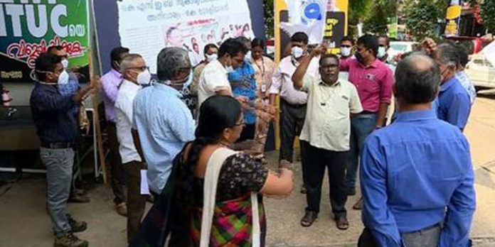 സമരക്കാര് വെറുതെ മഴയും വെയിലും കൊണ്ട് നില്ക്കുകയേയുള്ളു ; പരിഹസിച്ച് കെഎസ്ഇബി ചെയര്മാന് സമരക്കാര് വെറുതെ മഴയും വെയിലും കൊണ്ട് നില്ക്കുകയേയുള്ളു ; പരിഹസിച്ച് കെഎസ്ഇബി ചെയര്മാന്