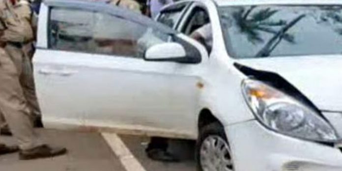 അപകടത്തിൽപ്പെട്ട കാറിൽ വടിവാൾ ; കാറിലുണ്ടായിരുന്നവർ മറ്റൊരു വാഹനത്തിൽ രക്ഷപ്പെട്ടു അപകടത്തിൽപ്പെട്ട കാറിൽ വടിവാൾ ; കാറിലുണ്ടായിരുന്നവർ മറ്റൊരു വാഹനത്തിൽ രക്ഷപ്പെട്ടു