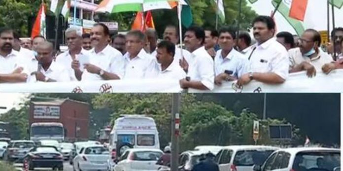 ചാലക്കുടി അടിപ്പാത നിര്മ്മാണം വൈകുന്നതിൽ പ്രതിഷേധിച്ച് കോണ്ഗ്രസ് ദേശീയപാത ഉപരോധിച്ചു ചാലക്കുടി അടിപ്പാത നിര്മ്മാണം വൈകുന്നതിൽ പ്രതിഷേധിച്ച് കോണ്ഗ്രസ് ദേശീയപാത ഉപരോധിച്ചു