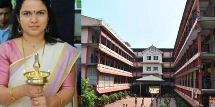 സ്കൂളിൽ നിന്ന് സസ്പെൻഡ് ചെയ്തതിന് പിന്നാലെ ജോലി രാജിവെച്ച് രേഷ്മ സ്കൂളിൽ നിന്ന് സസ്പെൻഡ് ചെയ്തതിന് പിന്നാലെ ജോലി രാജിവെച്ച് രേഷ്മ