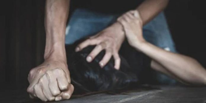 പതിനാലുകാരിയെ തട്ടിക്കൊണ്ടുപോയി പീഡിപ്പിച്ചു ; 2 സ്ത്രീകൾ ഉൾപ്പടെയുള്ള സെക്സ് റാക്കറ്റ് പിടിയിൽ പതിനാലുകാരിയെ തട്ടിക്കൊണ്ടുപോയി പീഡിപ്പിച്ചു ; 2 സ്ത്രീകൾ ഉൾപ്പടെയുള്ള സെക്സ് റാക്കറ്റ് പിടിയിൽ