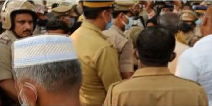 കോഴിക്കോട് കോതിയിൽ മാലിന്യ പ്ലാന്റിനെതിരെ പ്രതിഷേധം ; ബലം പ്രയോഗിച്ച് അറസ്റ്റ് ചെയ്ത് നീക്കി പോലീസും കോഴിക്കോട് കോതിയിൽ മാലിന്യ പ്ലാന്റിനെതിരെ പ്രതിഷേധം ; ബലം പ്രയോഗിച്ച് അറസ്റ്റ് ചെയ്ത് നീക്കി പോലീസും