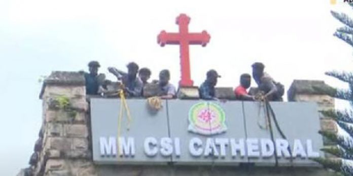 പള്ളിക്ക് മുകളിൽ കത്തീഡ്രൽ ബോർഡ് സ്ഥാപിച്ചു ; എൽഎംഎസ് പള്ളിക്ക് മുന്നിൽ പ്രതിഷേധം കനക്കുന്നു പള്ളിക്ക് മുകളിൽ കത്തീഡ്രൽ ബോർഡ് സ്ഥാപിച്ചു ; എൽഎംഎസ് പള്ളിക്ക് മുന്നിൽ പ്രതിഷേധം കനക്കുന്നു