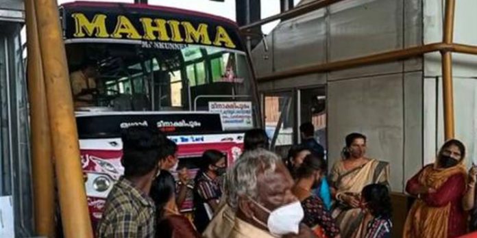 ടോൾ പിരിവിനെതിരെ പ്രതിഷേധം ; പന്നിയങ്കര ടോൾ പ്ലാസ വഴി ഇനി സർവീസ് നടത്തില്ലെന്ന് സ്വകാര്യ ബസുടമകൾ ടോൾ പിരിവിനെതിരെ പ്രതിഷേധം ; പന്നിയങ്കര ടോൾ പ്ലാസ വഴി ഇനി സർവീസ് നടത്തില്ലെന്ന് സ്വകാര്യ ബസുടമകൾ