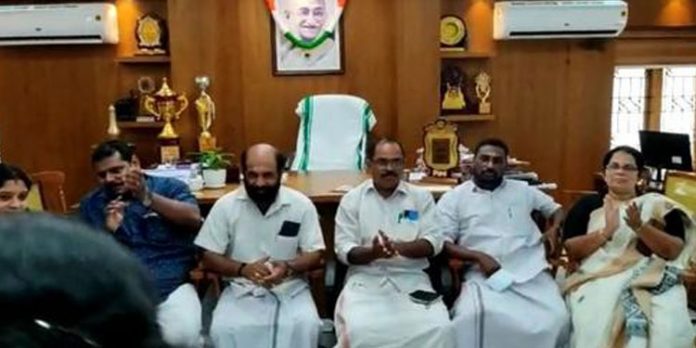 ഡ്രൈവറെ മാറ്റില്ലെന്ന നിലപാടിലുറച്ച് തൃശൂര് മേയര് ; പ്രതിഷേധം അവസാനിപ്പിക്കില്ലെന്ന് കൗണ്സിലര്മാര് – പോര് മുറുകുന്നു ഡ്രൈവറെ മാറ്റില്ലെന്ന നിലപാടിലുറച്ച് തൃശൂര് മേയര് ; പ്രതിഷേധം അവസാനിപ്പിക്കില്ലെന്ന് കൗണ്സിലര്മാര് – പോര് മുറുകുന്നു