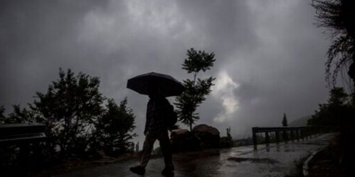 ചക്രവാതച്ചുഴി അറബിക്കടലില് പ്രവേശിച്ചു ; ഇടുക്കിയില് ഓറഞ്ച് – ഒമ്പതു ജില്ലകളില് യെല്ലോ അലേര്ട്ട് ചക്രവാതച്ചുഴി അറബിക്കടലില് പ്രവേശിച്ചു ; ഇടുക്കിയില് ഓറഞ്ച് – ഒമ്പതു ജില്ലകളില് യെല്ലോ അലേര്ട്ട്