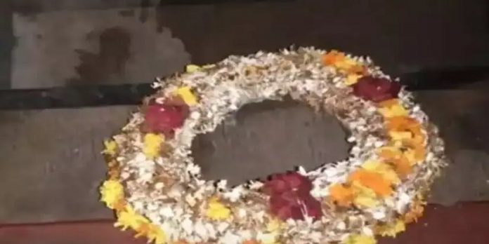 ഹരിദാസന് വധക്കേസിലെ പ്രതികളുടെ വീട്ടു വരാന്തയില് റീത്ത് ഹരിദാസന് വധക്കേസിലെ പ്രതികളുടെ വീട്ടു വരാന്തയില് റീത്ത്