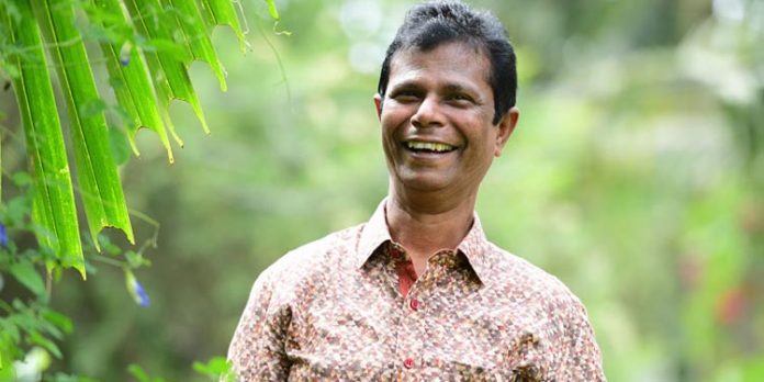 ധാർമികതയുടെ പേരിൽ തന്നെ ഒഴിവാക്കണമെന്ന് ചലച്ചിത്ര അക്കാദമിയോട് ഇന്ദ്രൻസ് ധാർമികതയുടെ പേരിൽ തന്നെ ഒഴിവാക്കണമെന്ന് ചലച്ചിത്ര അക്കാദമിയോട് ഇന്ദ്രൻസ്