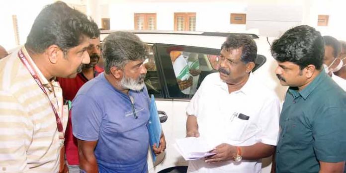 പടികള് കയറാന് കഴിയില്ല ; ജോമിയെ കാണാന് ഗതാഗത മന്ത്രി നേരിട്ടെത്തി പടികള് കയറാന് കഴിയില്ല ; ജോമിയെ കാണാന് ഗതാഗത മന്ത്രി നേരിട്ടെത്തി