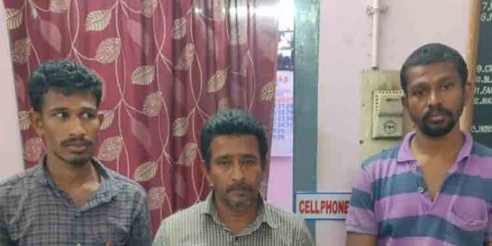 റേഷനരി കടത്തുന്നതിനിടെ യുവാവിനെ കൊലപ്പെടുത്തിയ സംഭവം ; മൂന്നുപേർ അറസ്റ്റിൽ റേഷനരി കടത്തുന്നതിനിടെ യുവാവിനെ കൊലപ്പെടുത്തിയ സംഭവം ; മൂന്നുപേർ അറസ്റ്റിൽ