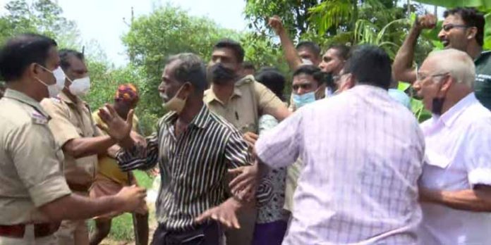 കണ്ണൂരിൽ വീണ്ടും സിൽവർലൈൻ കല്ലിടലിനെതിരെ പ്രതിഷേധം കണ്ണൂരിൽ വീണ്ടും സിൽവർലൈൻ കല്ലിടലിനെതിരെ പ്രതിഷേധം