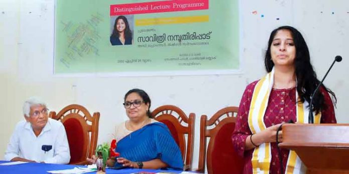 ഏകഭാഷാ വാദം ശരിയായ കാഴ്ചപ്പാടല്ല : ഡോ.സാവിത്രി നമ്പൂതിരിപ്പാട് ഏകഭാഷാ വാദം ശരിയായ കാഴ്ചപ്പാടല്ല : ഡോ.സാവിത്രി നമ്പൂതിരിപ്പാട്