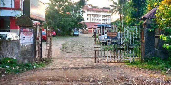 പത്തനംതിട്ട വില്ലേജിലെ റീസര്വ്വേ നടപടികള് നിര്ത്തിവെച്ചു ; മുത്തൂറ്റ് ആശുപത്രി കൈവശപ്പെടുത്തിയ പൊതുവഴി സംരക്ഷിക്കുവാനെന്ന് ആരോപണം പത്തനംതിട്ട വില്ലേജിലെ റീസര്വ്വേ നടപടികള് നിര്ത്തിവെച്ചു ; മുത്തൂറ്റ് ആശുപത്രി കൈവശപ്പെടുത്തിയ പൊതുവഴി സംരക്ഷിക്കുവാനെന്ന് ആരോപണം