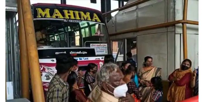 പന്നിയങ്കര ടോൾ നിരക്ക് വർധന ; പാലക്കാട്-തൃശൂർ റൂട്ടിൽ സ്വകാര്യബസുകൾ അനിശ്ചിതകാല പണിമുടക്കിൽ പന്നിയങ്കര ടോൾ നിരക്ക് വർധന ; പാലക്കാട്-തൃശൂർ റൂട്ടിൽ സ്വകാര്യബസുകൾ അനിശ്ചിതകാല പണിമുടക്കിൽ