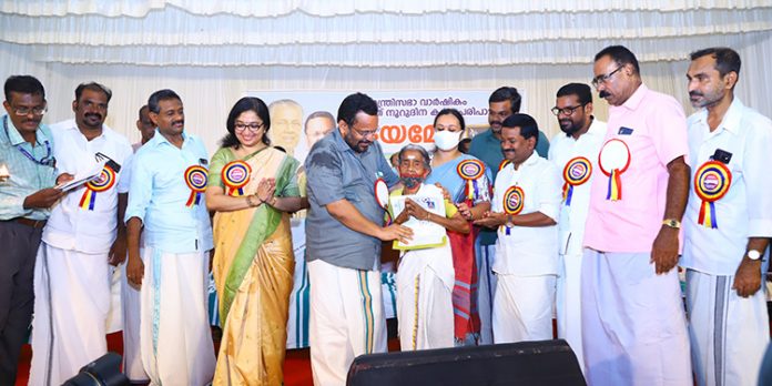 പട്ടയം എന്ന ചിരകാല സ്വപ്നം പൂവണിഞ്ഞ സന്തോഷത്തില് രാജമ്മ പട്ടയം എന്ന ചിരകാല സ്വപ്നം പൂവണിഞ്ഞ സന്തോഷത്തില് രാജമ്മ