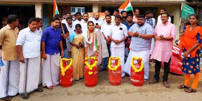 ഇന്ധന – പാചക വാതക വില വർദ്ധനവിനെതിരെ കോൺഗ്രസ് മെഹഗായി മുക്ത ഭാരത് ഇന്ധന – പാചക വാതക വില വർദ്ധനവിനെതിരെ കോൺഗ്രസ് മെഹഗായി മുക്ത ഭാരത്