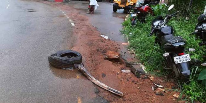 അത്തിക്കയം അറയ്ക്ക്മൺ ജംഗ്ഷനിൽ പൈപ്പുകൾ സ്ഥാപിക്കാനായി എടുത്ത കുഴികള് മഴയില് ഇടിഞ്ഞുതാണു അത്തിക്കയം അറയ്ക്ക്മൺ ജംഗ്ഷനിൽ പൈപ്പുകൾ സ്ഥാപിക്കാനായി എടുത്ത കുഴികള് മഴയില് ഇടിഞ്ഞുതാണു