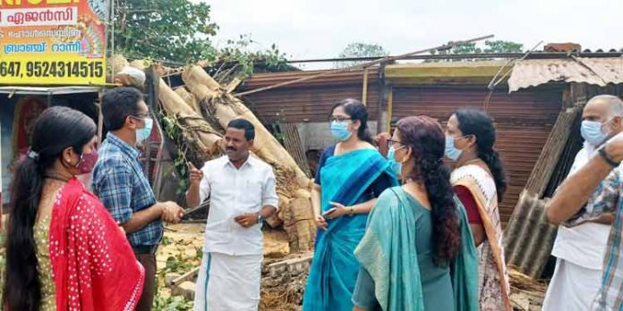 വേനല്മഴയില് നാശംനഷ്ടം സംഭവിച്ച വ്യാപാരികളെ കളക്ടറും എം.എല്.എയും സന്ദര്ശിച്ചില്ലെന്ന് ആരോപണം വേനല്മഴയില് നാശംനഷ്ടം സംഭവിച്ച വ്യാപാരികളെ കളക്ടറും എം.എല്.എയും സന്ദര്ശിച്ചില്ലെന്ന് ആരോപണം