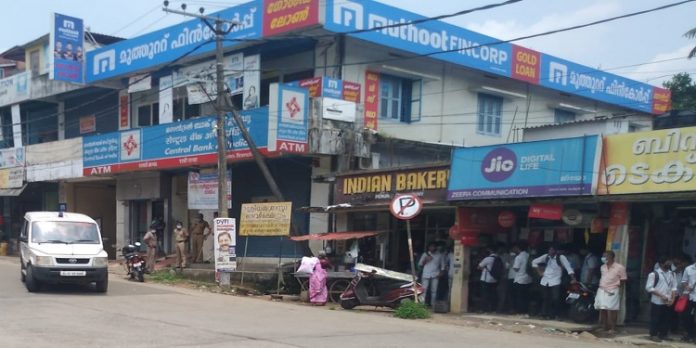 റാന്നി പെരുമ്പുഴ ബസ് സ്റ്റാന്ഡില് വിദ്യാര്ത്ഥികള് തമ്മില് സംഘര്ഷം റാന്നി പെരുമ്പുഴ ബസ് സ്റ്റാന്ഡില് വിദ്യാര്ത്ഥികള് തമ്മില് സംഘര്ഷം
