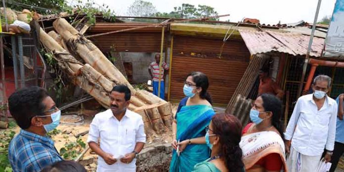 പ്രകൃതിക്ഷോഭം : നാശനഷ്ടം സംഭവിച്ച സ്ഥലങ്ങള് എംഎല്എയും ജില്ലാ കളക്ടറും സന്ദര്ശിച്ചു പ്രകൃതിക്ഷോഭം : നാശനഷ്ടം സംഭവിച്ച സ്ഥലങ്ങള് എംഎല്എയും ജില്ലാ കളക്ടറും സന്ദര്ശിച്ചു