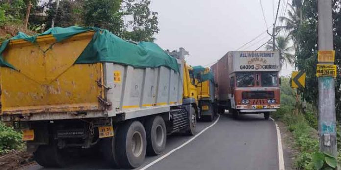 കണ്ടെയിനര് ലോറി വൈദ്യുതി ലൈനില് കുരുങ്ങി ; കീഴ്വായ്പ്പൂരില് ഗതാഗതം തടസ്സപ്പെട്ടു കണ്ടെയിനര് ലോറി വൈദ്യുതി ലൈനില് കുരുങ്ങി ; കീഴ്വായ്പ്പൂരില് ഗതാഗതം തടസ്സപ്പെട്ടു