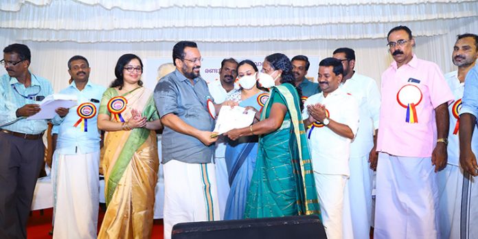 ആറു സെന്റ് ഭൂമിക്ക് പട്ടയം ലഭിച്ചതിന്റെ ആഹ്ളാദത്തില് രമണി ആറു സെന്റ് ഭൂമിക്ക് പട്ടയം ലഭിച്ചതിന്റെ ആഹ്ളാദത്തില് രമണി