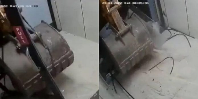 ജെസിബിയിൽ എടിഎം കോരിയെടുത്ത് കള്ളൻമാർ ജെസിബിയിൽ എടിഎം കോരിയെടുത്ത് കള്ളൻമാർ