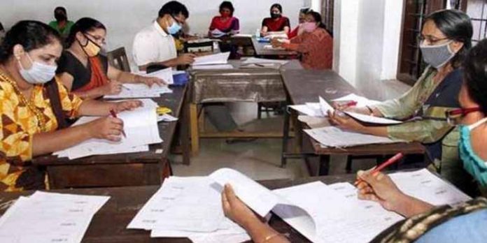 വിദ്യാഭ്യാസമന്ത്രിയുടെ മുന്നറിയിപ്പ് തള്ളി ; മൂന്നാം ദിവസവും മൂല്യനിര്ണയം ബഹിഷ്കരിച്ച് അധ്യാപകര് വിദ്യാഭ്യാസമന്ത്രിയുടെ മുന്നറിയിപ്പ് തള്ളി ; മൂന്നാം ദിവസവും മൂല്യനിര്ണയം ബഹിഷ്കരിച്ച് അധ്യാപകര്