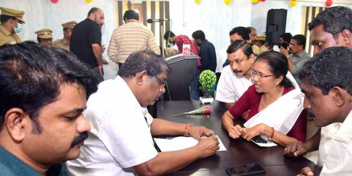 അശാസ്ത്രീയമായ ഡിവൈഡറിനെതിരെ ‘വാഹനീയം അദാലത്തില്’ പരിഹാരം തേടി തിരുവല്ലയിലെ ചെറുകിട വ്യാപാരികള് അശാസ്ത്രീയമായ ഡിവൈഡറിനെതിരെ ‘വാഹനീയം അദാലത്തില്’ പരിഹാരം തേടി തിരുവല്ലയിലെ ചെറുകിട വ്യാപാരികള്