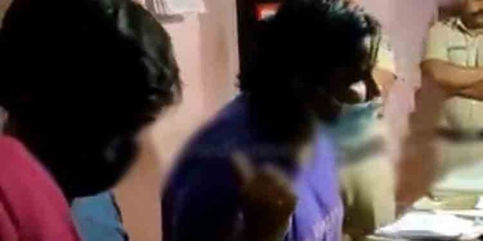 കെഎസ്ആര്ടിസി ബസില് അസഭ്യ വര്ഷം നടത്തിയ യുവതികള് പോലീസ് കസ്റ്റഡിയില് കെഎസ്ആര്ടിസി ബസില് അസഭ്യ വര്ഷം നടത്തിയ യുവതികള് പോലീസ് കസ്റ്റഡിയില്