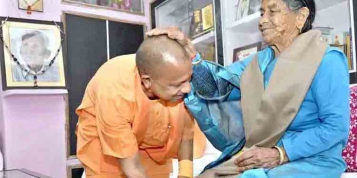 ഉത്തരാഖണ്ഡ് മേഖലയിലെ സ്വന്തം വീട് സന്ദര്ശിച്ച് യുപി മുഖ്യമന്ത്രി യോഗി ആദിത്യനാഥ് ഉത്തരാഖണ്ഡ് മേഖലയിലെ സ്വന്തം വീട് സന്ദര്ശിച്ച് യുപി മുഖ്യമന്ത്രി യോഗി ആദിത്യനാഥ്