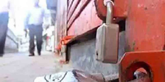 ഷിഗല്ല വ്യാപനം പരിശോധന ശക്തം ; ലൈസന്സില്ലാതെ പ്രവര്ത്തിച്ച ഐസ്ക്രീം പാര്ലര് പൂട്ടിച്ചു ഷിഗല്ല വ്യാപനം പരിശോധന ശക്തം ; ലൈസന്സില്ലാതെ പ്രവര്ത്തിച്ച ഐസ്ക്രീം പാര്ലര് പൂട്ടിച്ചു