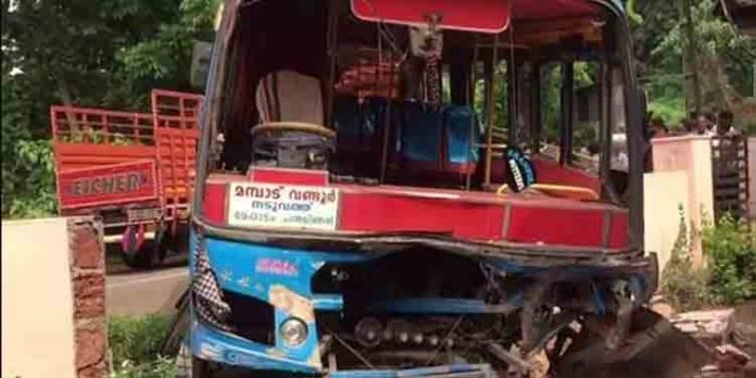 സ്വകാര്യ ബസ് വീട്ടുമതിലിലേക്ക് ഇടിച്ചുകയറി ; നിരവധി യാത്രക്കാര്ക്ക് പരിക്ക് സ്വകാര്യ ബസ് വീട്ടുമതിലിലേക്ക് ഇടിച്ചുകയറി ; നിരവധി യാത്രക്കാര്ക്ക് പരിക്ക്