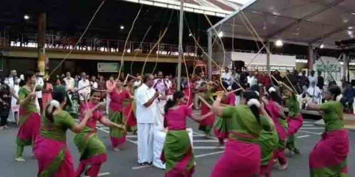 കാണികളിൽ വ്യത്യസ്തതയുണർത്തി 14 വനിതകളുടെ ചരട്കുത്തി കോൽക്കളി കാണികളിൽ വ്യത്യസ്തതയുണർത്തി 14 വനിതകളുടെ ചരട്കുത്തി കോൽക്കളി