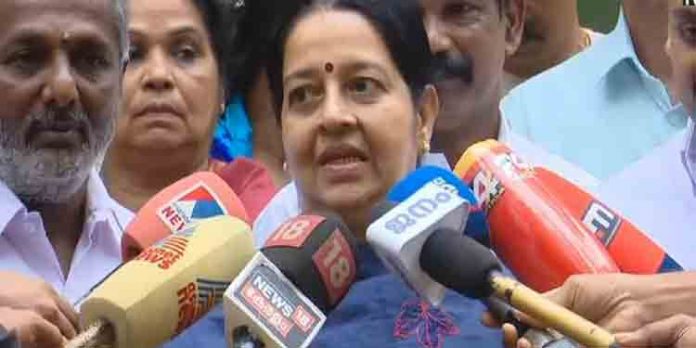 പി ടിയുടെ കല്ലറയ്ക്കു മുന്നില് മൗനമായി പ്രാര്ത്ഥിച്ച് അനുഗ്രഹം വാങ്ങി ഉമാ തോമസ് പ്രചരണത്തിലേയ്ക്ക് പി ടിയുടെ കല്ലറയ്ക്കു മുന്നില് മൗനമായി പ്രാര്ത്ഥിച്ച് അനുഗ്രഹം വാങ്ങി ഉമാ തോമസ് പ്രചരണത്തിലേയ്ക്ക്