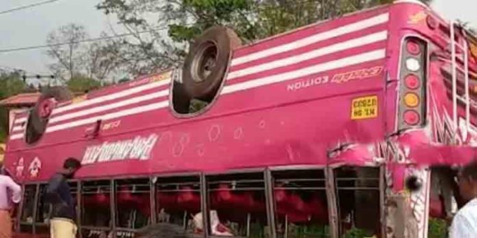 കാസർകോട് മട്ടലായിയിൽ സ്വകാര്യ ബസ് തലകീഴായി മറിഞ്ഞു ; നിരവധി പേർക്ക് പരുക്ക് കാസർകോട് മട്ടലായിയിൽ സ്വകാര്യ ബസ് തലകീഴായി മറിഞ്ഞു ; നിരവധി പേർക്ക് പരുക്ക്