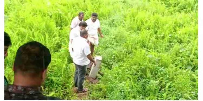 പത്തനംതിട്ട അബാന് മേല്പാലം – സ്വകാര്യ ഭൂമിയില് കല്ല് സ്ഥാപിച്ചത് സിപിഐ നേതാക്കള് പിഴുതെറിഞ്ഞു പത്തനംതിട്ട അബാന് മേല്പാലം – സ്വകാര്യ ഭൂമിയില് കല്ല് സ്ഥാപിച്ചത് സിപിഐ നേതാക്കള് പിഴുതെറിഞ്ഞു