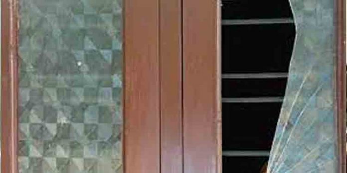 വൃദ്ധ ദമ്പതികള് താമസിക്കുന്ന വീടിനു നേരെ സാമൂഹ്യ വിരുദ്ധർ ആക്രമണം നടത്തി വൃദ്ധ ദമ്പതികള് താമസിക്കുന്ന വീടിനു നേരെ സാമൂഹ്യ വിരുദ്ധർ ആക്രമണം നടത്തി