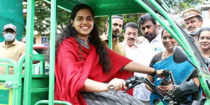 നഗരത്തിലെ മാലിന്യങ്ങൾ നീക്കാൻ ഇനിമുതൽ ഇ കാർട്ടുകൾ ; വിതരണോദ്ഘാടനം മേയര് ആര്യാ രാജേന്ദ്രന് നിര്വഹിച്ചു നഗരത്തിലെ മാലിന്യങ്ങൾ നീക്കാൻ ഇനിമുതൽ ഇ കാർട്ടുകൾ ; വിതരണോദ്ഘാടനം മേയര് ആര്യാ രാജേന്ദ്രന് നിര്വഹിച്ചു