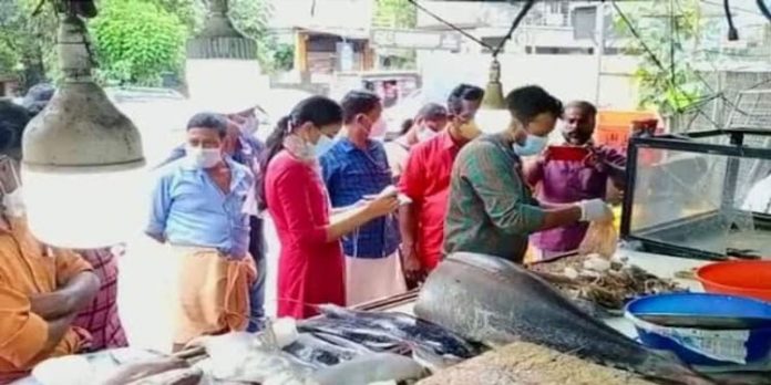 മുക്കത്ത് പഴകിയ പുഴുവരിച്ച മത്സ്യം പിടികൂടി ഭക്ഷ്യ സുരക്ഷാ വിഭാഗം മുക്കത്ത് പഴകിയ പുഴുവരിച്ച മത്സ്യം പിടികൂടി ഭക്ഷ്യ സുരക്ഷാ വിഭാഗം