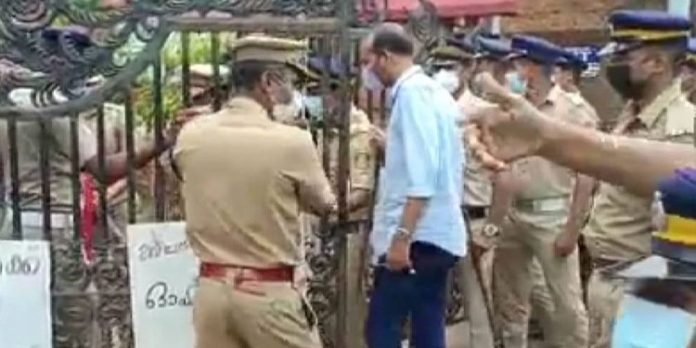 സംഘര്ഷം നിയന്ത്രിക്കുന്നതിനിടെ ഡിഐജിയെ സല്യൂട്ട് ചെയ്യാത്തതിന്റെ പേരില്, 15 പോലീസുകാര്ക്ക് ഗാര്ഡ് ഡ്യൂട്ടി ശിക്ഷ സംഘര്ഷം നിയന്ത്രിക്കുന്നതിനിടെ ഡിഐജിയെ സല്യൂട്ട് ചെയ്യാത്തതിന്റെ പേരില്, 15 പോലീസുകാര്ക്ക് ഗാര്ഡ് ഡ്യൂട്ടി ശിക്ഷ