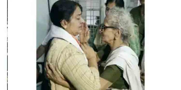 ”നീ വന്നില്ലെങ്കിലും എന്റെ എല്ലാ അനുഗ്രഹങ്ങളുമുണ്ട് ജയിച്ച് വരും”. ലീലാവതി ടീച്ചറിന്റെ അനുഗ്രഹം തേടി ഉമ തോമസ് ”നീ വന്നില്ലെങ്കിലും എന്റെ എല്ലാ അനുഗ്രഹങ്ങളുമുണ്ട് ജയിച്ച് വരും”. ലീലാവതി ടീച്ചറിന്റെ അനുഗ്രഹം തേടി ഉമ തോമസ്
