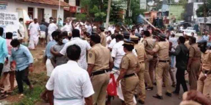 സിപിഐ – കോണ്ഗ്രസ് സംഘര്ഷം ; ജില്ലാ പബ്ലിക്ക് പ്രോസിക്യൂട്ടര് അറസ്റ്റില് സിപിഐ – കോണ്ഗ്രസ് സംഘര്ഷം ; ജില്ലാ പബ്ലിക്ക് പ്രോസിക്യൂട്ടര് അറസ്റ്റില്