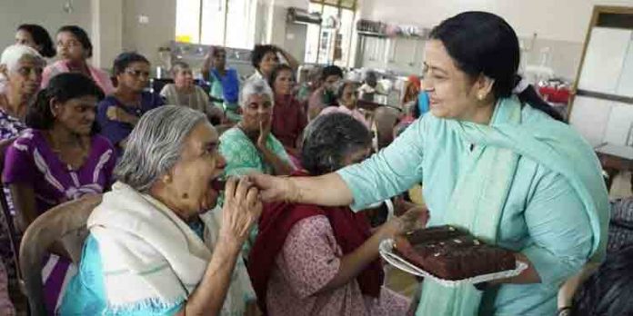 കരുണാലയത്തിലെ അമ്മമാരെ കാണാന് മാതൃദിനത്തില് ഉമാ തോമസ് കരുണാലയത്തിലെ അമ്മമാരെ കാണാന് മാതൃദിനത്തില് ഉമാ തോമസ്