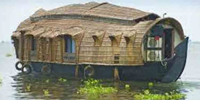 ആലപ്പുഴയിൽ യുവാവ് ഹൗസ് ബോട്ടിൽ നിന്ന് വീണുമരിച്ചു ; അപകടം ഫോട്ടോ എടുക്കുന്നതിനിടെ ആലപ്പുഴയിൽ യുവാവ് ഹൗസ് ബോട്ടിൽ നിന്ന് വീണുമരിച്ചു ; അപകടം ഫോട്ടോ എടുക്കുന്നതിനിടെ