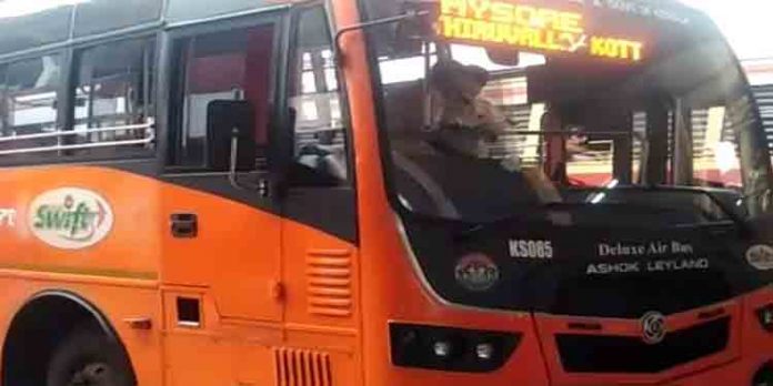 ഓണ്ലൈനില് ബുക്ക് ചെയ്ത യാത്രക്കാരെ പെരുവഴിയിലാക്കി കെഎസ്ആര്ടിസിയുടെ സ്വിഫ്റ്റ് ബസ് ഓണ്ലൈനില് ബുക്ക് ചെയ്ത യാത്രക്കാരെ പെരുവഴിയിലാക്കി കെഎസ്ആര്ടിസിയുടെ സ്വിഫ്റ്റ് ബസ്