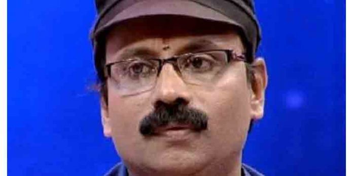 ഗാനമേള നടത്തുന്നതിനിടയില് ഗായകന് കൊല്ലം ശരത്ത് കുഴഞ്ഞു വീണ് മരിച്ചു ഗാനമേള നടത്തുന്നതിനിടയില് ഗായകന് കൊല്ലം ശരത്ത് കുഴഞ്ഞു വീണ് മരിച്ചു